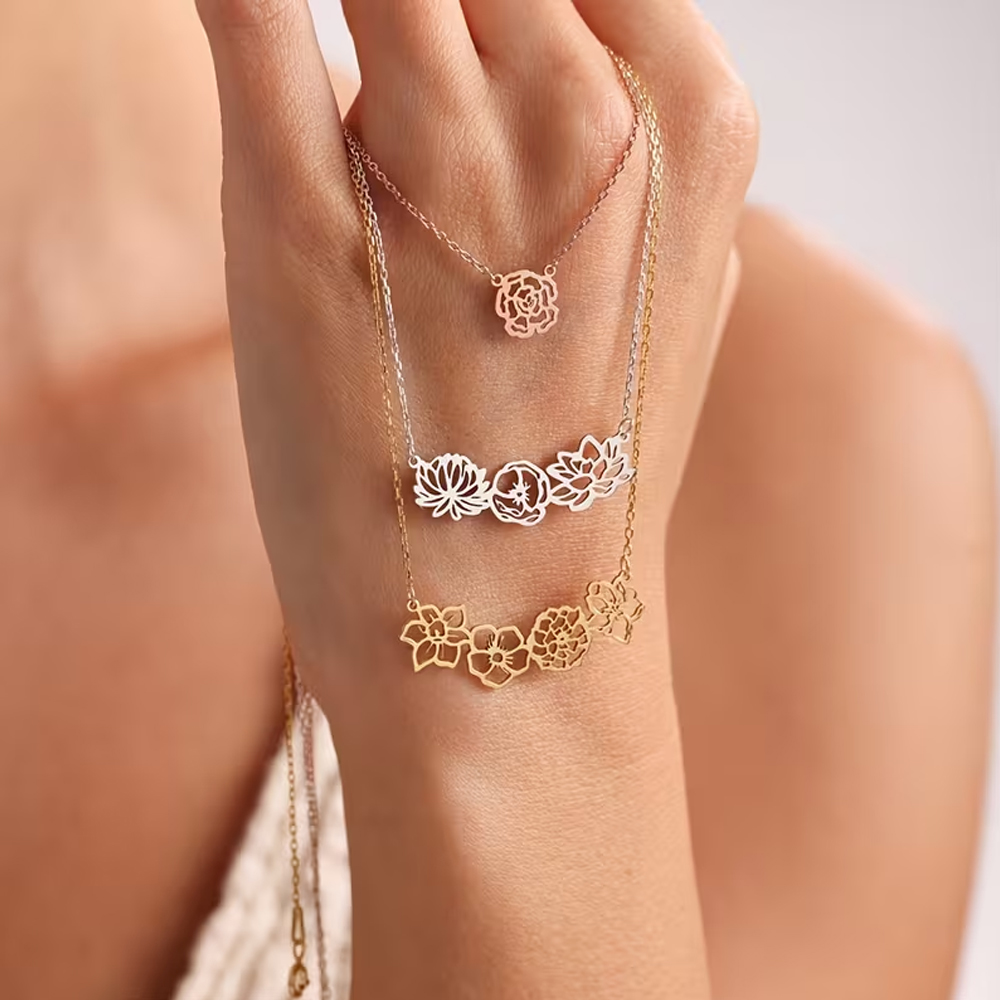 Birth Flower Necklace - カスタムバースフラワーネックレス ステンレス製 パーソナライズされた誕生月の花ペンダント 女性 子供 クリスマスジュエリー